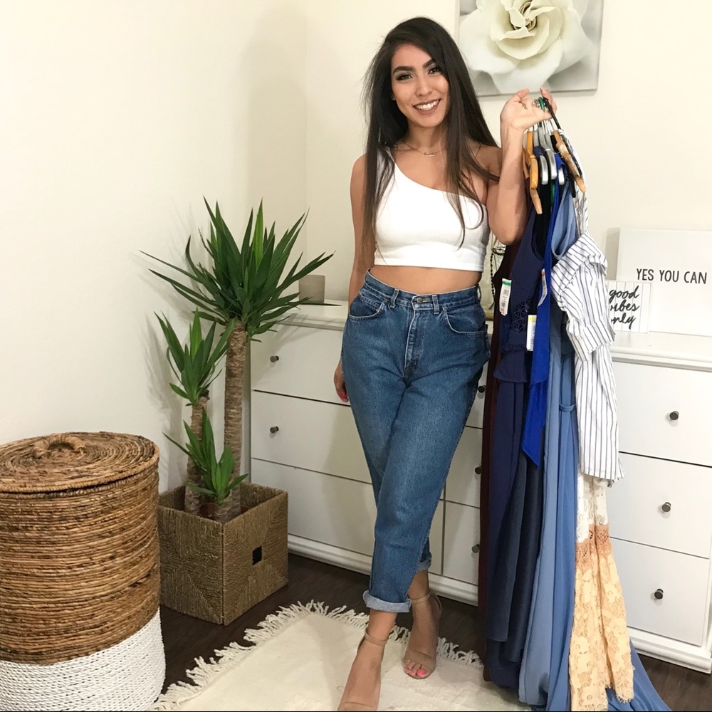 • Welcome to my closet • - Picture 1 of 1